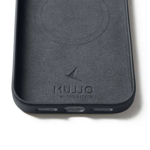 Mujjo ādas apvalks ar MagSafe; mīksta pelēka iekšpuse ar reljefu logotipu, marķētu magnētisko gredzenu un trim apakšējiem izgriezumiem portiem.