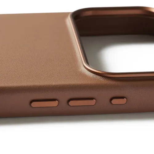 iPhone 17 Pro Max läderfodral i tan, närbild av sidan med tre metallknappar och en upphöjd rektangulär kameraram i metall.