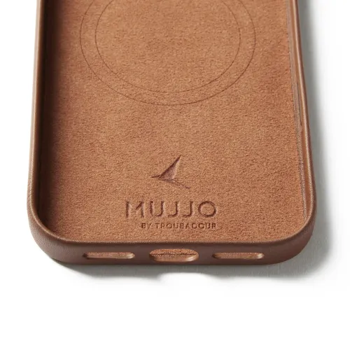 Mujjo plånboksfodral i ljusbrunt läder för iPhone 17 Pro Max med präglad MagSafe-kontur och nedsänkt logotyp