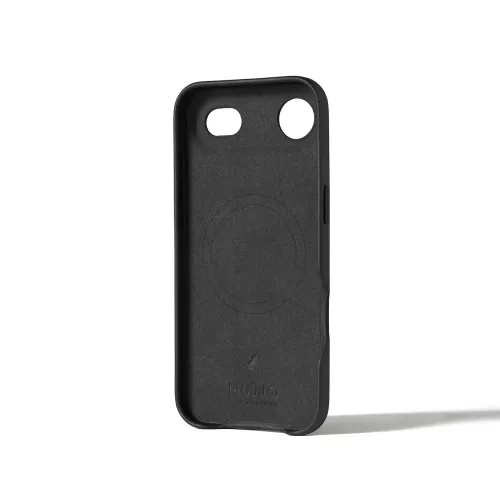 Mujjo Full Leather Case für iPhone 17 Air in Schwarz, von hinten mit Kameraaussparungen und erhöhten Kanten gezeigt