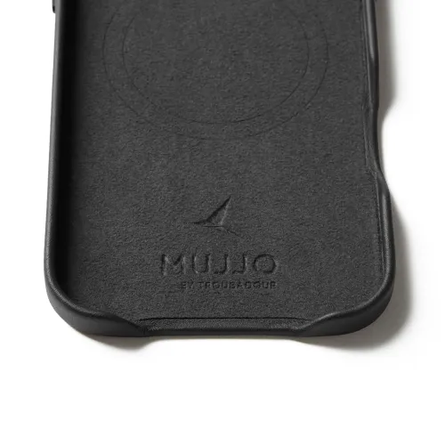 Mujjo svart MagSafe-kompatibelt läderfodral för iPhone 17 Air med upphöjd kant och präglad logotyp