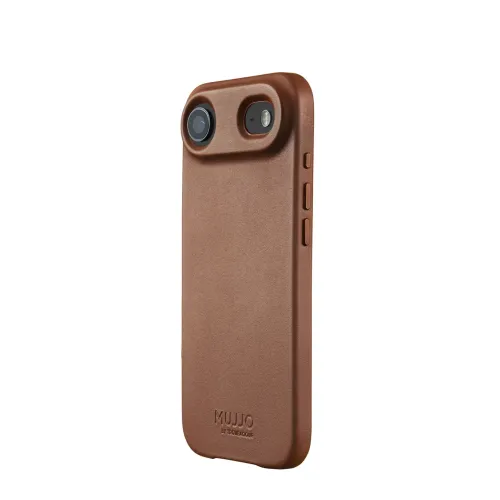 Ruda odos "iPhone" dėklas su iškiliu horizontaliu kameros iškilimu su dviem išpjovomis, dviem šoniniais mygtukais ir įspaustu MUJJO logotipu