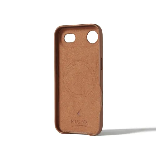 Mujjo iPhone 17 Air Case aus hellbraunem Leder mit MagSafe-Ausrichtungsmarkierung, erhöhten Kanten und Kameraaussparungen