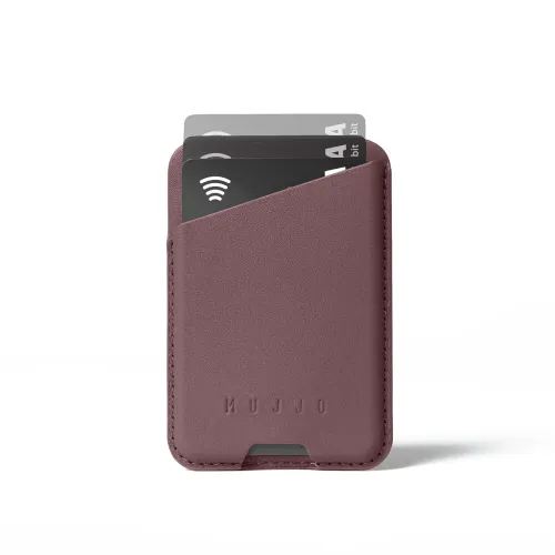 Pronkspunasest nahast rahakott Mujjo'lt, millel on kaldus kaardiauk, kolm nähtavat kaarti, ümardatud nurgad, alumine pöidlinupp ja nähtav õmblus.