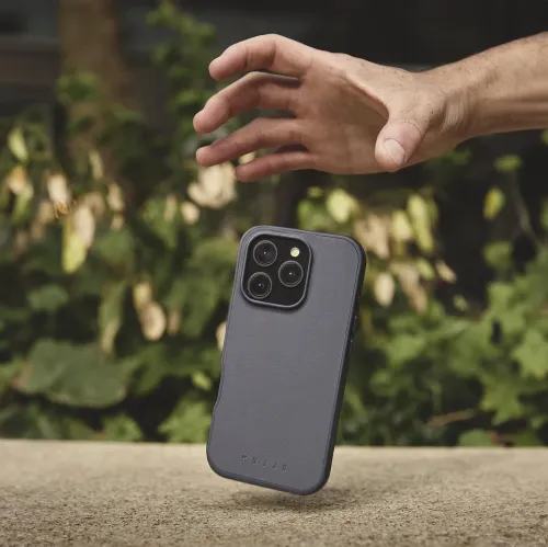 Coque Mujjo Shield pour iPhone 16 Pro Max en gris, avec dos texturé et découpe surélevée pour l’appareil photo