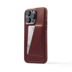 Burgundy Mujjo iPhone 15 Pro Max läderfodral med kortplats och MagSafe-kompatibilitet för elegant skydd.